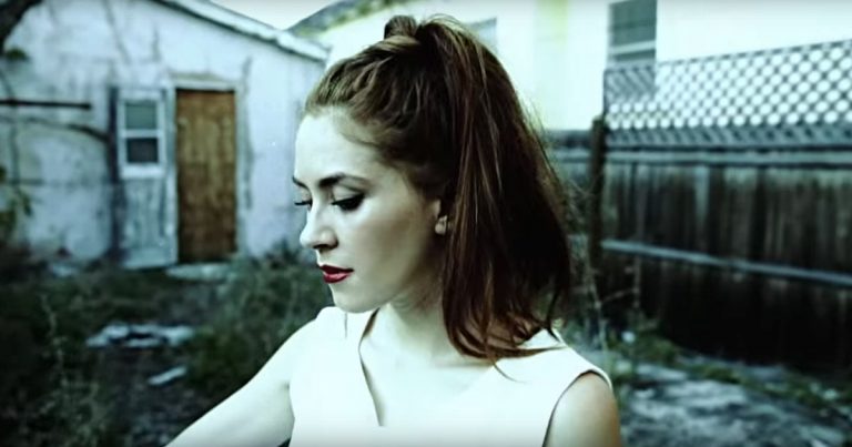 Deville y el vídeo de 'Make It Belong To Me'