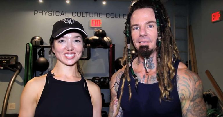 Logan Mader y Lauren Hart de Once Human nos enseñan como se ponen mazas los metalheads