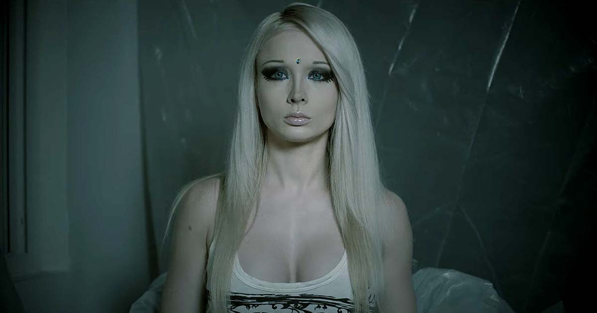 Valeria Lukyanova AKA "La Barbie Humana" se pasa al terror de ser...